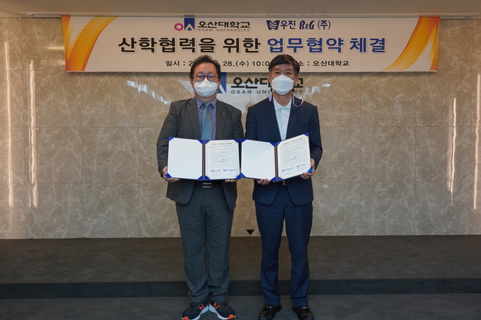 우진비앤지(주) 이성호 이사와 노재준 오산대학교 고등직업교육거점지구(HiVE) 사업단장(사진=오산대학교 제공)