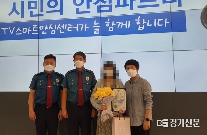 포천시 CCTV스마트안심센터 관제요원이 23일에 이어 28일에도 포천경찰서장 감사장을 받았다. (사진=포천시 제공)