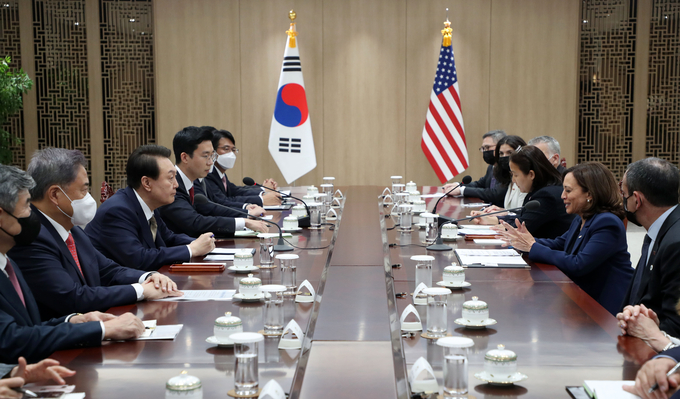 윤석열 대통령이 29일 서울 용산 대통령실 청사에서 방한한 카멀라 해리스 미국 부통령과 만나 대화하고 있다. (사진=연합뉴스/대통령실통신사진기자단 제공)