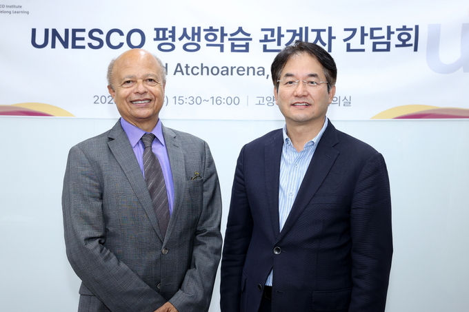 이동환 고양특례시장(우측)과 유네스코 평생학습연구소 데이비드 아초아레나 소장