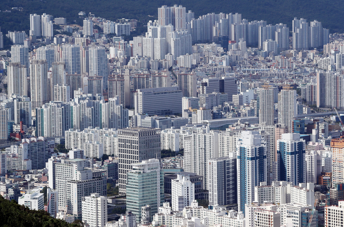 경기도 아파트 매매 및 전세 가격이 각각 21주, 16주 연속 하락했다. (사진=연합뉴스 제공)