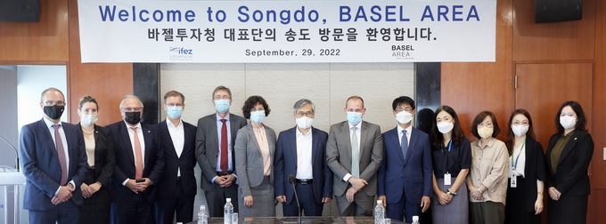 29일 인천 송도국제도시 G타워에서 김진용 인천경제청장(왼쪽에서 일곱번째)과, 크리스토프 클로퍼 바젤투자청 대표이사(왼쪽에서 여덟번째)이 기념촬영을 하고 있다. ( 사진 = 경제청 제공 )