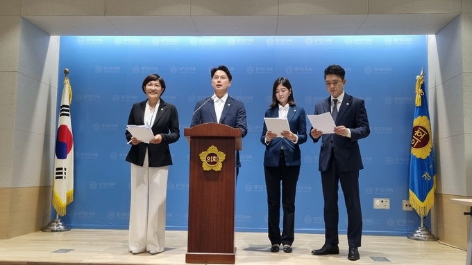 경기도의회 더불어민주당 대변인단이 29일 도의회 브리핑룸에서 기자회견을 하고 있다. (사진=허수빈 기자)