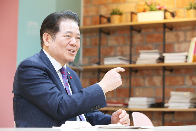 최대호 안양시장이 교도소와 시청사 이전으로 만안구를 '행정중심지'로, 동안구는 '경제중심지'로 개발하겠다는 계획을 설명하고 있다.(사진=안양시 제공)