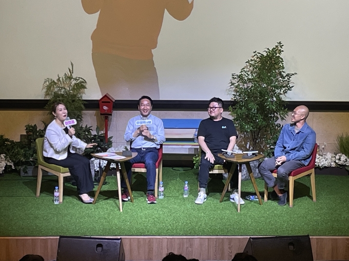 29일 오후 인천 미추홀구 틈 문화창작지대에서 열린 2030 토크콘서트에서 사회자 이희경 씨와 유정복 인천시장, 이창길 개항로 프로젝트 대표, 유명상 협동조합 청풍 대표가 청년 정책에 대한 이야기를 나누고 있다. ( 사진 = 조경욱 기자 )