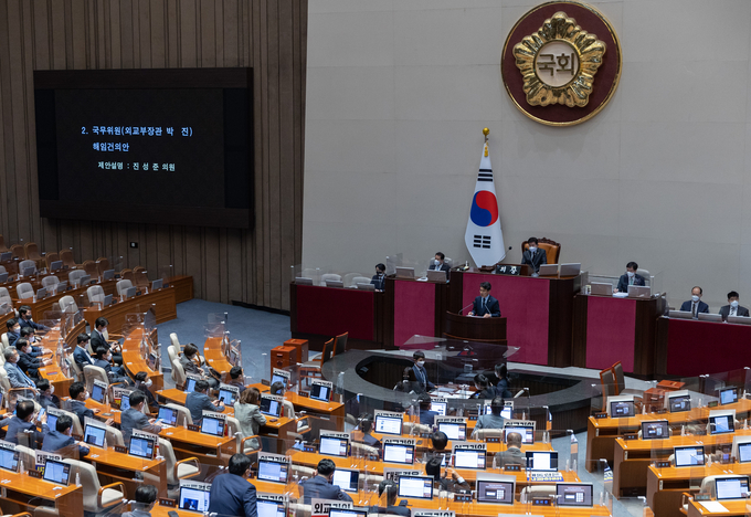 더불어민주당 진성준 원내수석부대표가 29일 오후 서울 여의도 국회에서 열린 본회의에서 박진 외교부 장관 해임건의안에 대해 제안설명을 하고 있다. (사진=연합뉴스/국회사진기자단 제공)