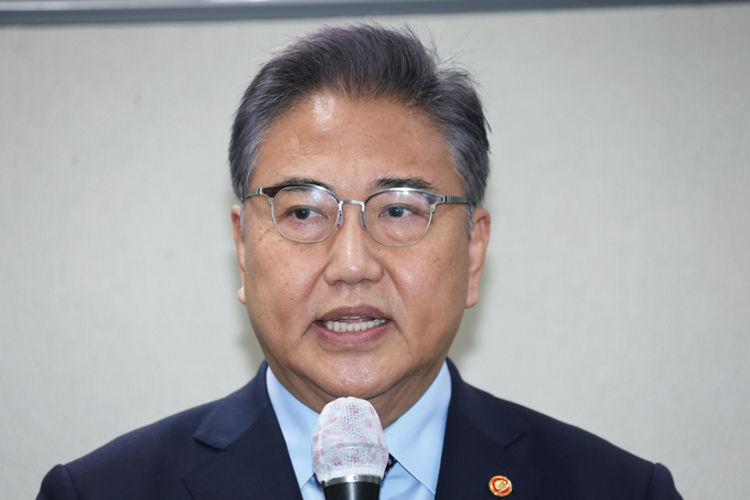 박진 외교부 장관이 30일 외교부 청사 기자실을 방문해 자신에 대한 해임건의안이 국회를 통과한 데 대해 입장을 밝히고 있다. (사진=연합뉴스 제공)