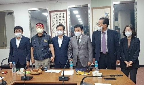  30일 새벽 경기도 수원시 한국노총 경기본부 사무실에서 경기 버스 노사가 재협상 타결 후 김동연 경기지사(왼쪽 세 번째)와 기념촬영을 하고 있다. (사진=연합뉴스/경기버스노조협의회 제공)