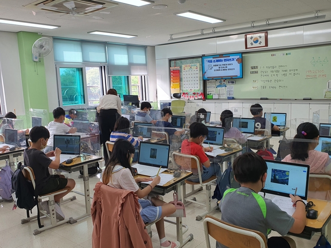 학생들이 메타버스 갤러리에서 미술작품을 감상하는 모습.