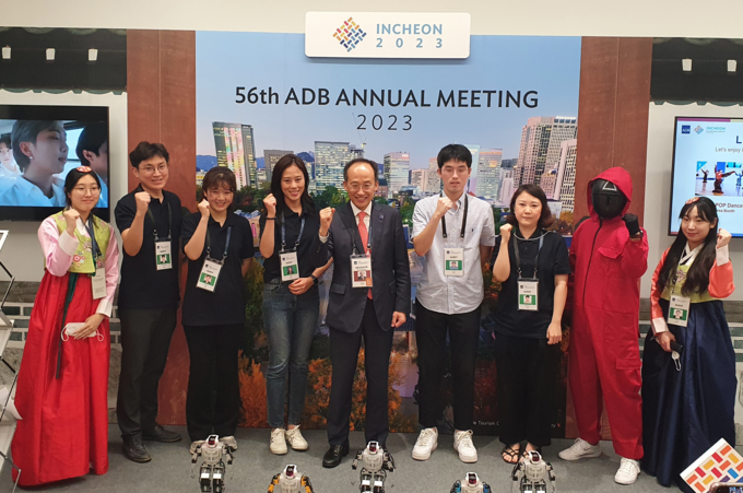 지난 28일 필리핀 마닐라에서 열린 ‘2022년 제55차 ADB 연차총회’에서 추경호 경제부총리(왼쪽에서 다섯번째)와 인천시 관계자가 기념촬영을 하고 있다. ( 사진 = 인천시 제공 )