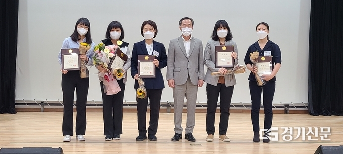 포천시의회 의장상 수상자들이 서과석 의장과 기념촬영하고 있다. 왼족부터 이하영 경복대 학생, 원희순 가산면보장협의체 총무, 주수경 신북면 팀장, 서과석 의장, 정소미 노인장애인과 주무관, 김지현 시민복지과 사례관리사. (사진=문석완 기자)