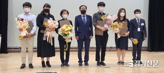 국회의원상 수상자들이 대리 시상하러온 한광식 사무국장과 기념촬영하고 있다. 왼쪽부터 김운진 (주)피엔에스 차장, 박선미 사랑의집 사회복지사, 노선희 솔모루봉사회 회장, 한광식 사무국장, 손덕현 곰두리두레마을 사회복지사, 김승연 물망초 봉사단 대표, 백은석 이동면 주무관. (사진=문석완 기자)
