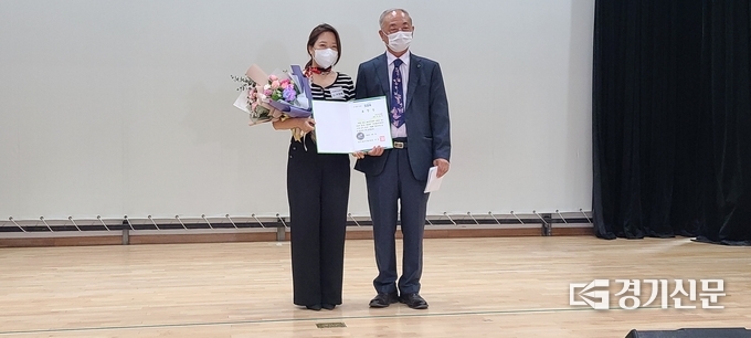 포천시새마을회 이경묵 회장이 한국사회복지협의회장상을 수상했다. 타지로 출장가셔서 따님이 대리 수상했다. 시상자는 박남주 포천시사회복지협의회 회장이다. (사진=문석완 기자)