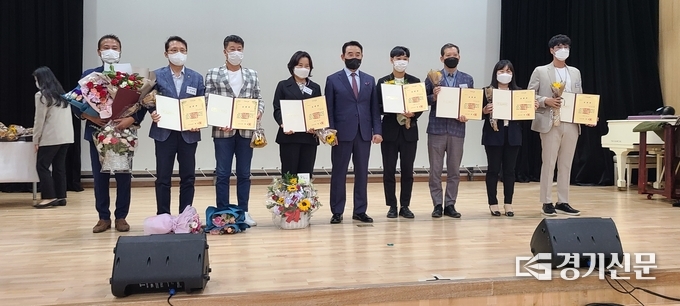 포천시장상 표창 수상자들이 백영현 포천시장과 기념촬영하고 있다.. 왼쪽부터 서광수 (주)트윈 대표, 조정래 사랑의집 시설장, 정재유 나눔의집 팀장, 김은경 포천삼부용양원 실장, 백영현 포천시장, 이동원 내촌면 주무관, 노은종 노인장애인과 팀장, 박신애 여성가족과 주무관. (사진=문석완 기자)