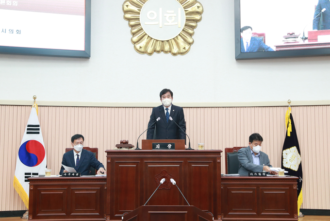 구리시의회는 30일 제317회 제2차 본회의를 개최하고 제9대 출범이후 첫 시정질문을 실시했다. 시정 질문에 앞서 권봉수 의장이 인사말을 하고 있다. (사진=구리시의회 제공)