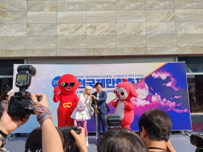 ‘제25회 부천국제만화축제(BICOF)’ 레드카펫에 참석한 조용익 시장 (사진= 경기신문 차민정 수습기자 ) 