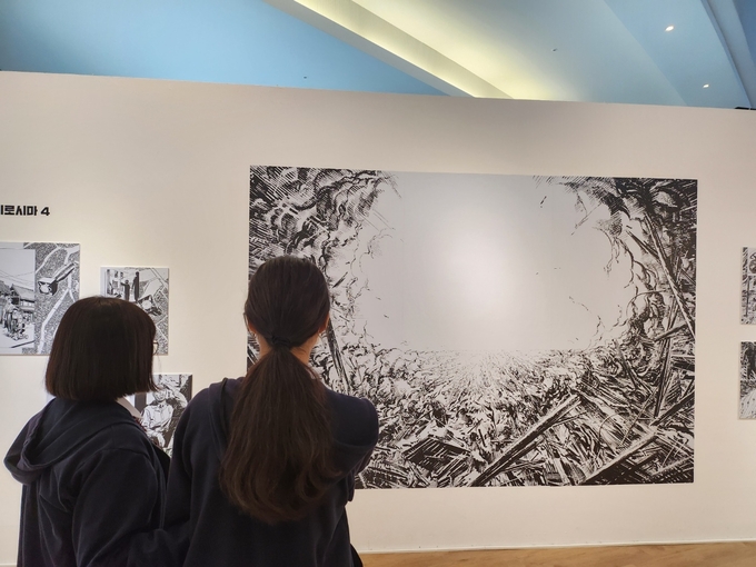 해외작품상 수상작 ‘원자폭탄’ 전시를 관람하는 관람객들 (사진= 경기신문 차민정 수습기자 ) 