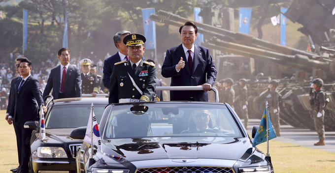 윤석열 대통령이 1일 오전 충남 계룡대 대연병장에서 열린 건군 '제74주년 국군의 날' 기념식에서 열병하고 있다. (사진=연합뉴스)