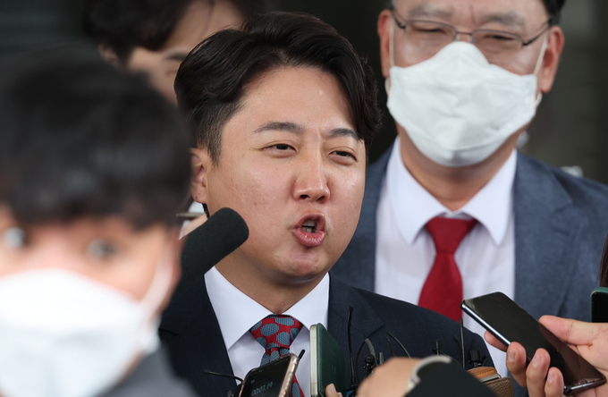 국민의힘 이준석 전 대표가 지난달 28일 서울 양천구 서울남부지방법원에서 열린 국민의힘 당헌 효력 정지 가처분 심문을 마친 뒤 법원을 나서며 취재진 질문에 답하고 있다. (사진=국회사진기자단/연합뉴스 자료사진)