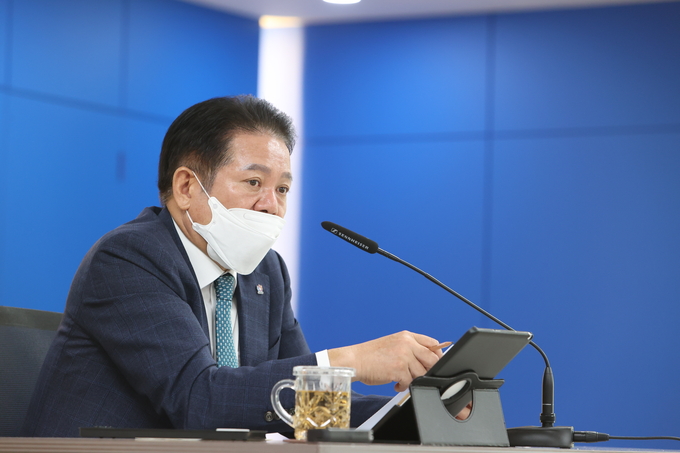 미국 출장에 나서는 최대호 안양시장.(사진=안양시 제공)