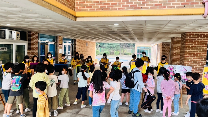 군포 한얼초등학교가 등굣길 버스킹 ‘흡연예방 캠페인’ 을 펼치고 있다.(사진=군포 한얼초 제공)