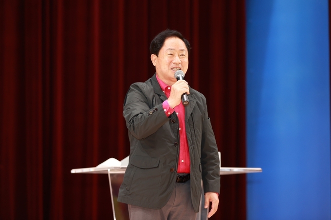 남양주가족센터가 마련한 '우리가족 운동회'에서 축사를 하고 있는 주광덕 남양주시장.(사진=남양주시 제공)
