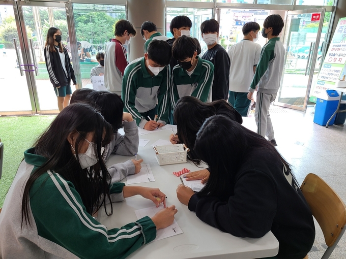  남양주마석중학교 학생들이 ‘이희영 작가와의 만남 페스티벌’에 참여하고 있다. (사진=남양주마석중학교 제공)