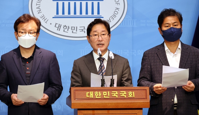  3일 오전 국회 소통관에서 더불어민주당 윤석열 정권 정치탄압대책위원회 박범계 위원장이 최근 감사원의 문재인 전 대통령 서면조사에 대한 규탄 기자회견을 하고 있다. (사진=국회사진기자단/연합뉴스)