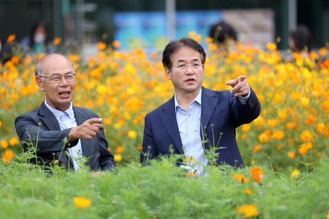 이동환 고양시장(우측)과 권기현 고양시화훼연합회장이 2022고양가을꽃축제 개막식에서 이야기를 하고 있다.(사진=고양시 제공)