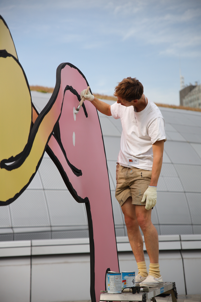 야외 설치 작품 ‘퓨전(Fusion)’을 작업 중인 장 줄리앙 작가. © Jean Jullien Studio. (사진=지엔씨미디어 제공)