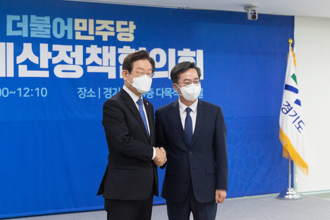 지난 26일 오전 경기도청 4층 다목적회의실에서 열린 경기도-더불어민주당 예산정책협의회에서 김동연 경기도지사와 이재명 더불어민주당 대표가 기념촬영을 하고 있다. (사진=경기도 제공)