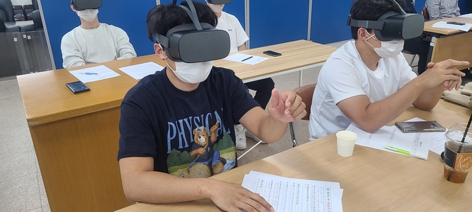 인천환경공단 직원들이 지난달 29일 VR 안전체험교육을 하고 있다.