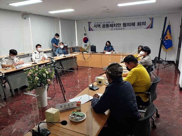가평경찰서는 지난달 30일 가평서 2층 회의실에서 관내 범죄예방의 실효성 확보를 위해 지역주민,가평군청 등 유관기관이 참석한 가운데 9월 '지역공동체 협의체' 회의를 개최했다.(사진=가평경찰서 제공)
