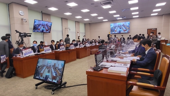 4일 서울 여의도 국회 본관에서 열린 법제사법위원회 대법원 등에 대한 국정감사에서 여야위원들이 각각 ‘정치탄압 중단하라’ ‘정정당당 민생우선’ 등의 피켓을 부착한 채 착석해 있다. (사진=김한별 기자)