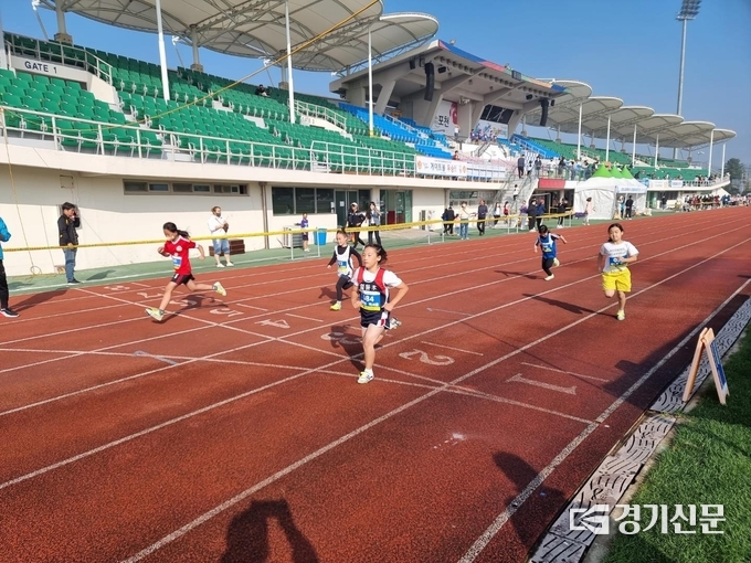 포천시 종합운동장에서 022년 교육장배 학교스포츠클럽 육상경기대회가 열리고 있다. (사진=포천교육지원청 제공)