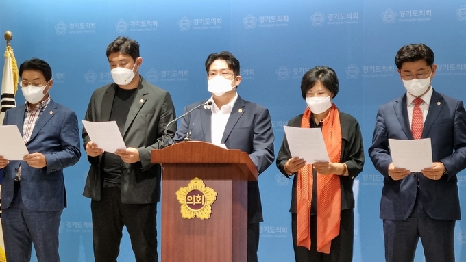 경기도의회 국민의힘 예산결산특별위원회 위원들이 4일 도의회 브리핑룸에서 기자회견을 하고 있다. (사진=허수빈 기자) 
