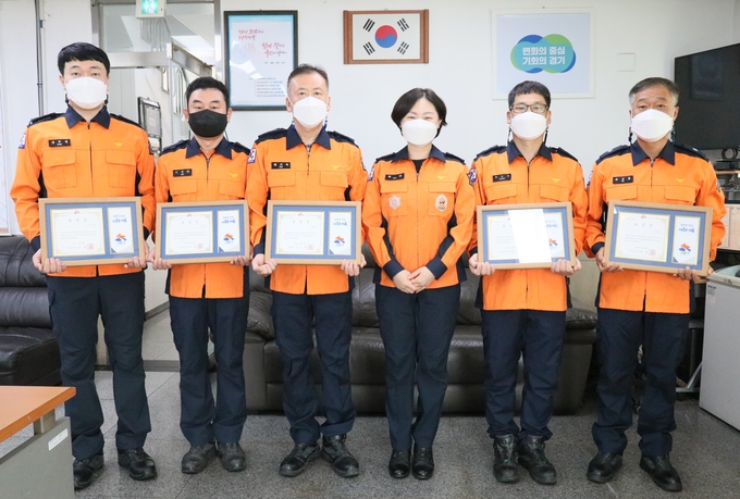 시흥소방서에서는 지난 4일 코로나-19 대응과 시흥시정 유공자 등에 대한 표창 수여 및 승진 임용자 임용식을 실시했다.9사진=시흥소방서 제공)
