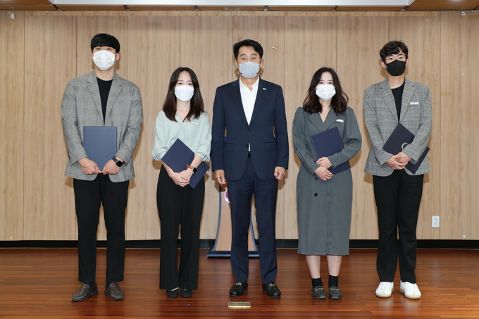 군포시청 행정지원과 음성준 주무관이 김동연 경기도지사로부터 우수공무원 표창을 받았다.(사진=군포시 제공)