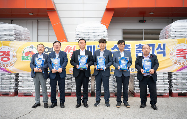 지난 4일 여주시 점동면 통합RPC에서 열린 ‘대왕님표 여주쌀’ 미국 수출 출고식에서 참가자들이 기념촬영을 하고 있다.(사진=여주시 제공)<br>

