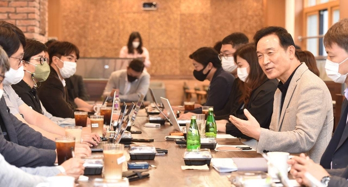  임태희 경기도교육감이 취임 후 업무 성과를 보고하는 차담회를 가졌다. (사진=경기도교육청 제공)