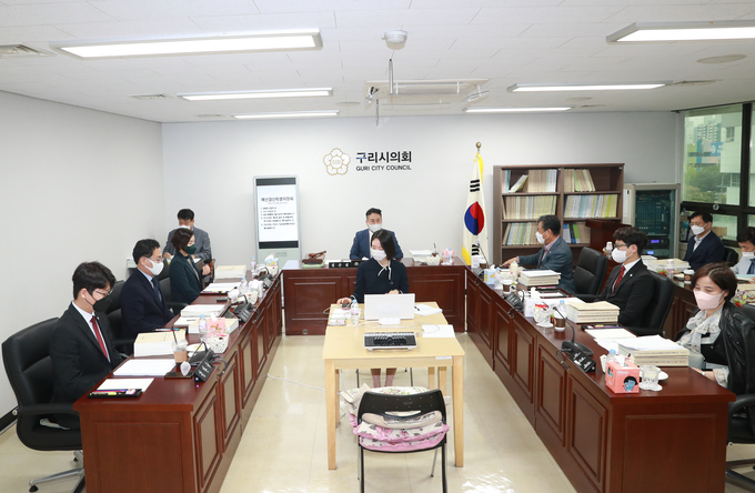 민선 8기 구리시의회의 첫 예산결산특별위원회가 4일~7일까지 열려 2021년 결산을 승인하고 2022년도 일반 및 특별회계 추경 사업 예산안 등을 심의한다.(사진=구리시의회 제공)