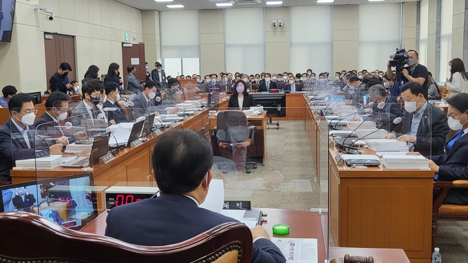 국회 행정안전위원회는 5일 서울 여의도 국회 본관 행안위 회의실에서 중앙선거관리위원회 등을 상대로 국정감사를 진행했다. (사진=김한별 기자)