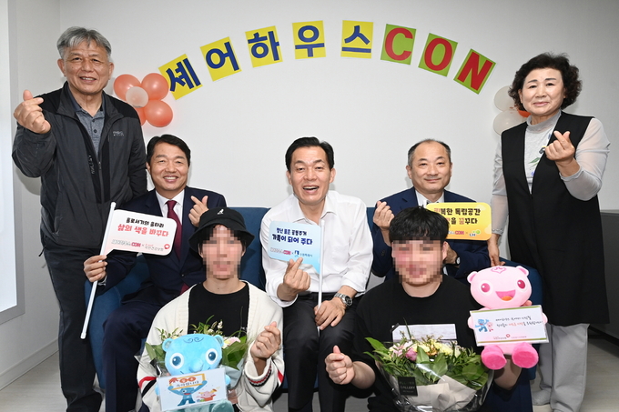 이재준 시장이 셰어하우스 CON에 입주한 자립준비청년들과 함께하고 있다. (사진=수원시 제공)
