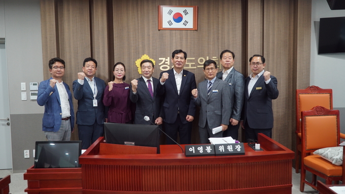 지난 4일 경기도의회 문화체육관광위원장실에서 열린 장애인체육 발전을 위한 정담회에서 참석자들이 기념사진을 찍고 있다. (사진=경기도장애인체육회 제공) 