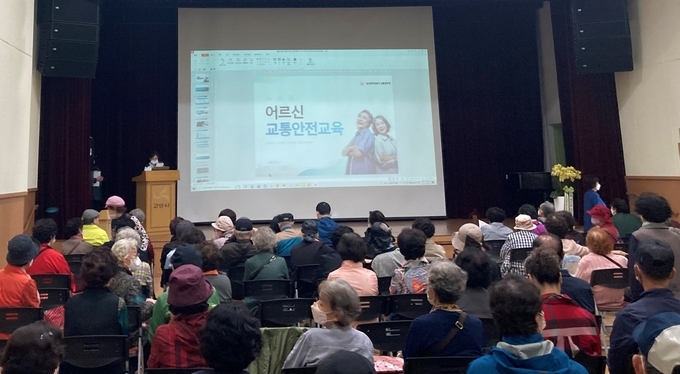 일산동부경찰서(서장 이아영)는 6일 고양시 장항동 소재 일산노인종합복지관에서 65세 이상 시민들을 대상으로 보행자 교통사고 예방 교육 및 개정 도로교통법 홍보를 실시했다.(사진=일산동부경찰서( 제공)