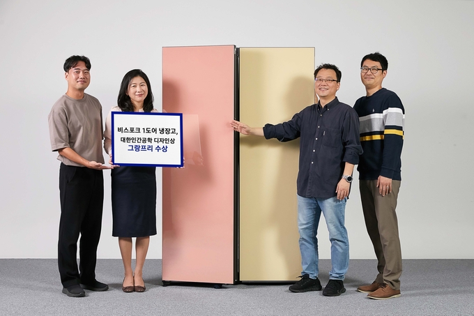 삼성전자 생활가전사업부 CX팀 이보나 상무와 팀원들이 인간공학디자인상 '그랑프리'를 수상한 비스포크 1도어 냉장고를 소개하고 있는 모습. (사진=삼성전자 제공)