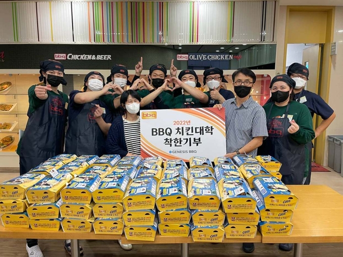 제너시스BBQ의 치킨대학 착한기부를 통해 노인복지센터에 치킨을 기부하고 있다. (사진=제너시스BBQ 제공)