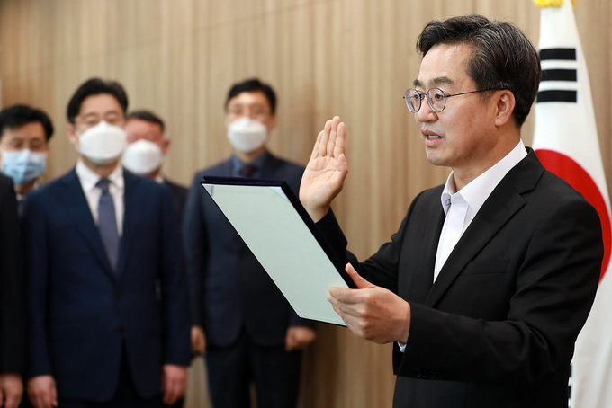 김동연 경기도지사가 지난 7월1일 오전 도지사 집무실에서 취임선서를 하고 있다. (사진=경기도 제공)