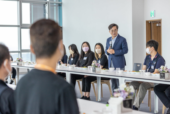 지난 7월4일 경기도청 25층 다목적홀에서 열린 청내 현장 근무직원 격려 오찬 간담회에서 김동연 경기도지사가 격려사를 하고 있다. (사진=경기도 제공)