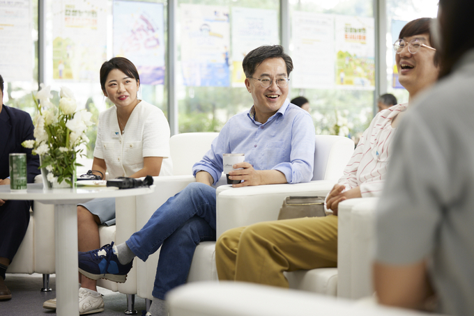 지난달 17일 도담소에서 김동연 경기도지사가 청년의 날을 맞아 도내 청년들과 오찬 간담회를 하고 있다. (사진=경기도 제공)